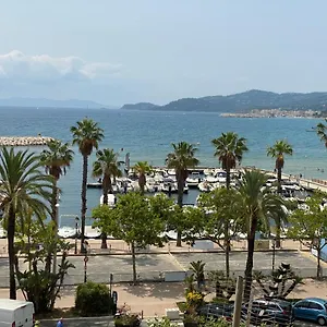 T2 Coquet Plein Centre Vue Mer Exceptionnelle. Appartement Le Lavandou